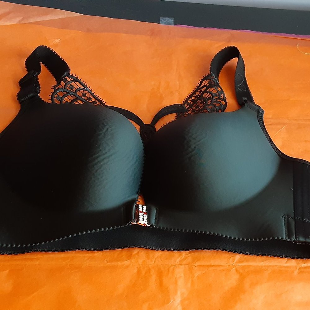 Butterfly Embroidery Front Closure Bra - Picture 2 of 5
